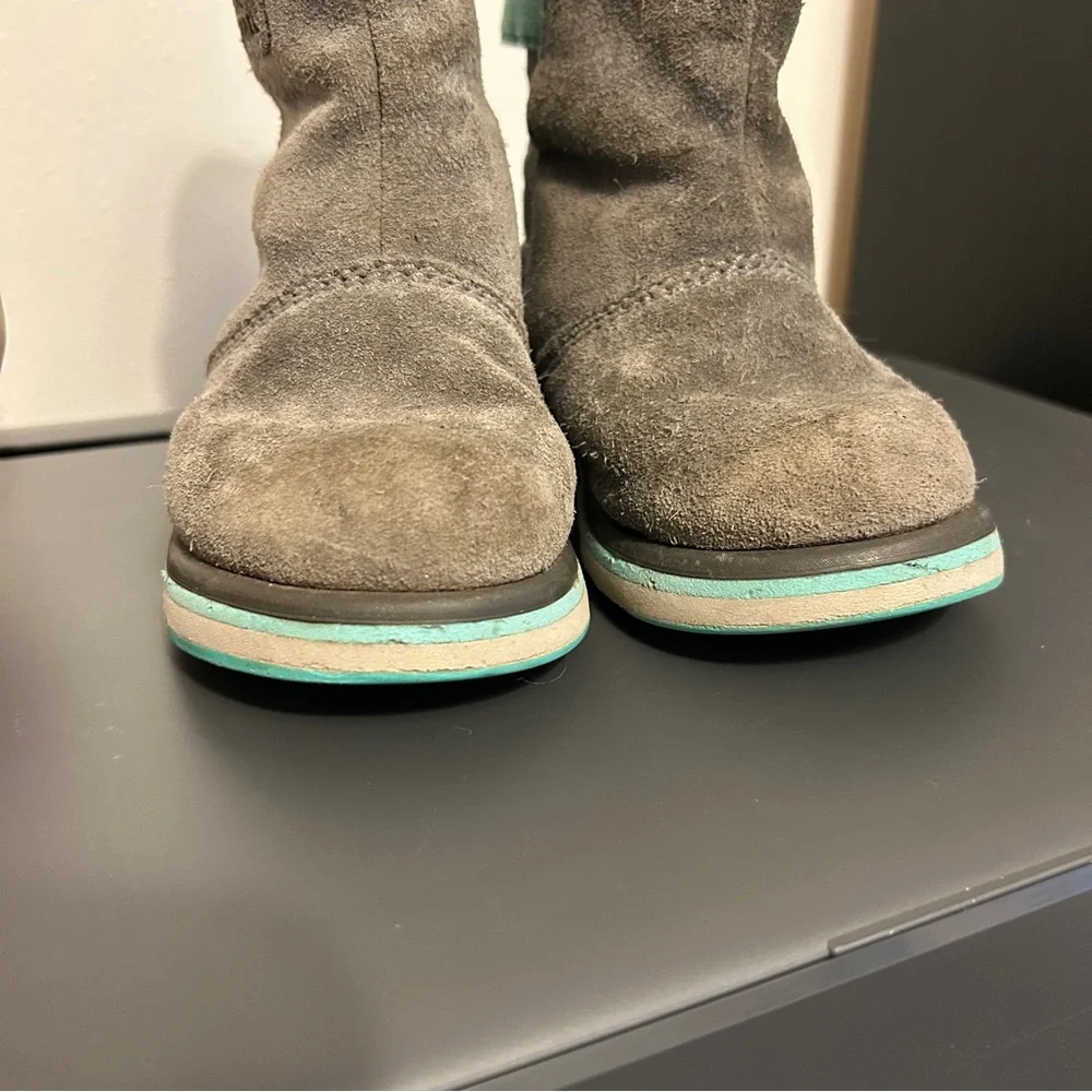 Sorel Youth Rylee Winter boots Grey suede with a teal accent strap Girls Size 11